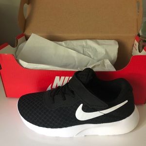 Little kid Nike tanjun size 10c